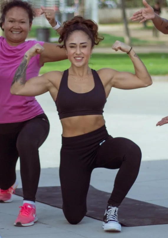 Luz Lorena mostrando su fuerza junto a una alumna